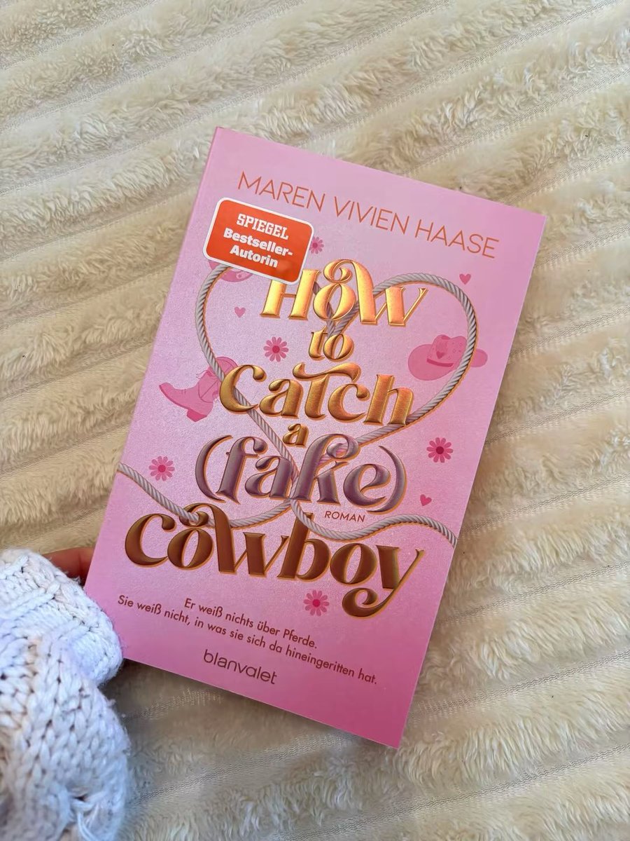 rosilopesnque's tweet photo. Anzeige | Rezensionsexemplar

„How To Catch A (Fake) Cowboy“ von Maren Vivien Haase: Süße Geschichte mit tollem Schreibstil und sympathischen Figuren. Der Humor wirkte teils überzogen, die Story etwas langatmig. Durch den Hype hatte ich mehr https://t.co/rOLpoRV20g
