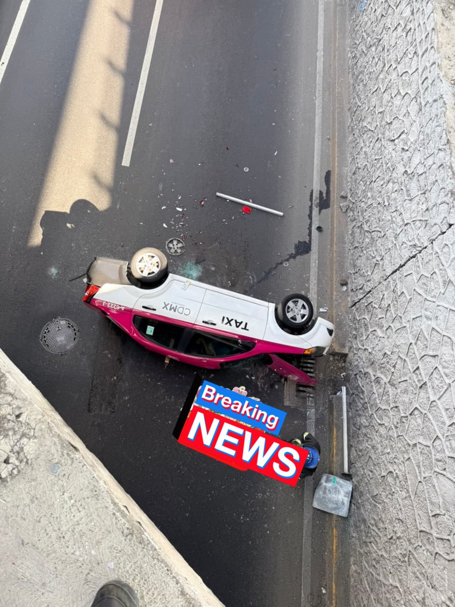HalconOnce's tweet photo. MUERE TAXISTA TRAS CAER DE UN PUENTE EN PERIFÉRICO NORTE

Un hombre de aproximadamente 60 años perdió la vida luego de que el taxi que conducía saliera de Periférico Norte y cayera desde un puente en El Toreo, Naucalpan.

El vehículo terminó unos cinco metros abajo, en la incorporación con Río San Joaquín.

Paramédicos confirmaron el fallecimiento. Autoridades investigan qué provocó que el conductor perdiera el control.