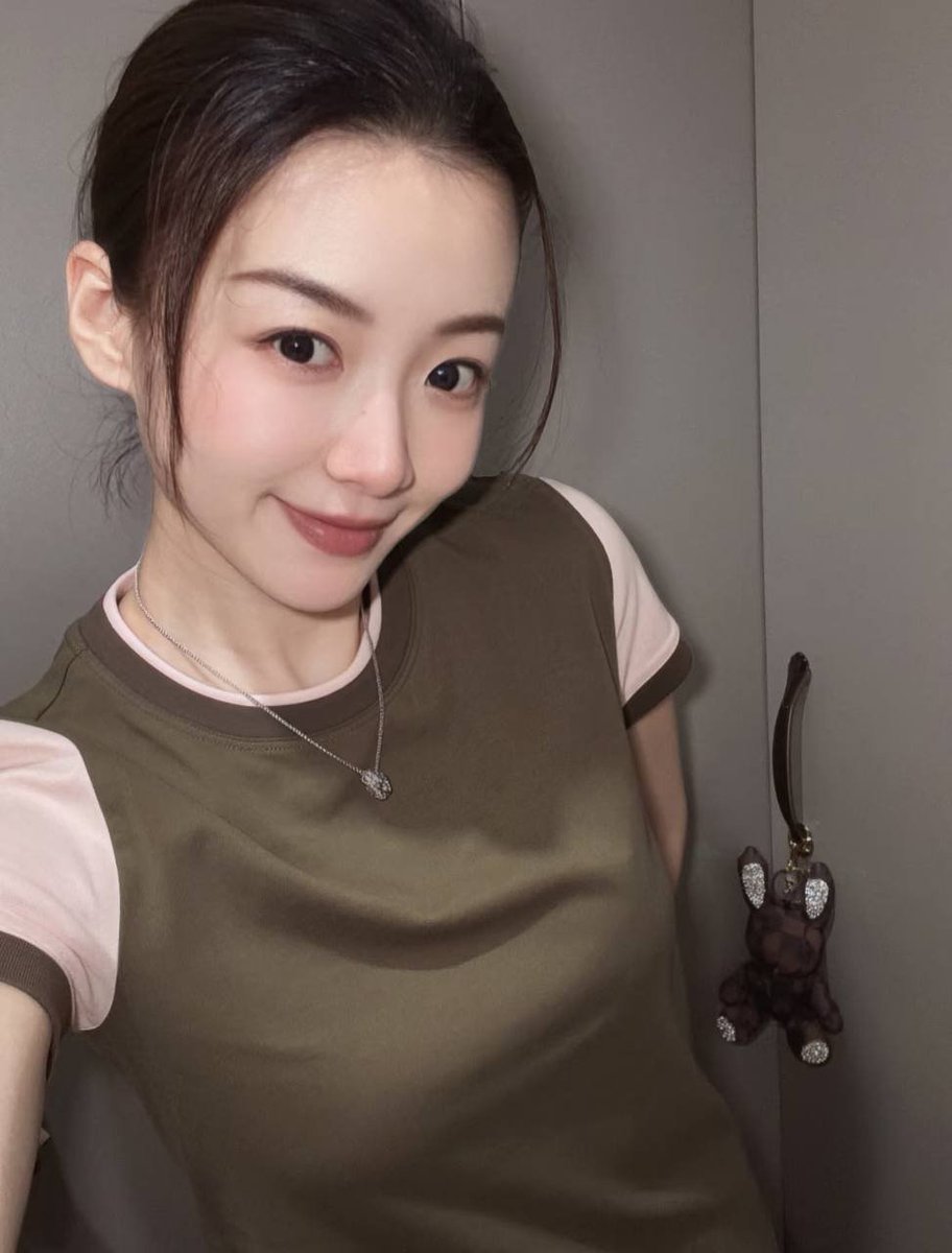 VivixPe's tweet photo. 下雨天真的很适合偷懒，明明年纪不小了，偶尔还是想装一下嫩，上海现在有没有闲来无事的推友一起聊聊天呀！主动一点故事不就有了吗？ https://t.co/H6dq5cLYQe