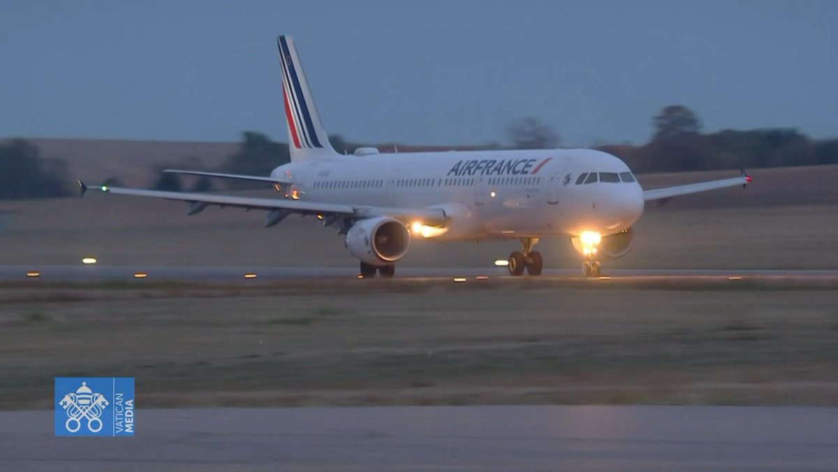 vaticannews_fr's tweet photo. 🇫🇷 ✈️  Après quatre jours de visite en #France dans le cadre de son cinquième voyage apostolique, #LéonXIV s'est envolé pour Rome. Son avion a décollé à 19h33 de l’aéroport international de Metz-Nancy-Lorraine. https://t.co/K11VdvTCJl