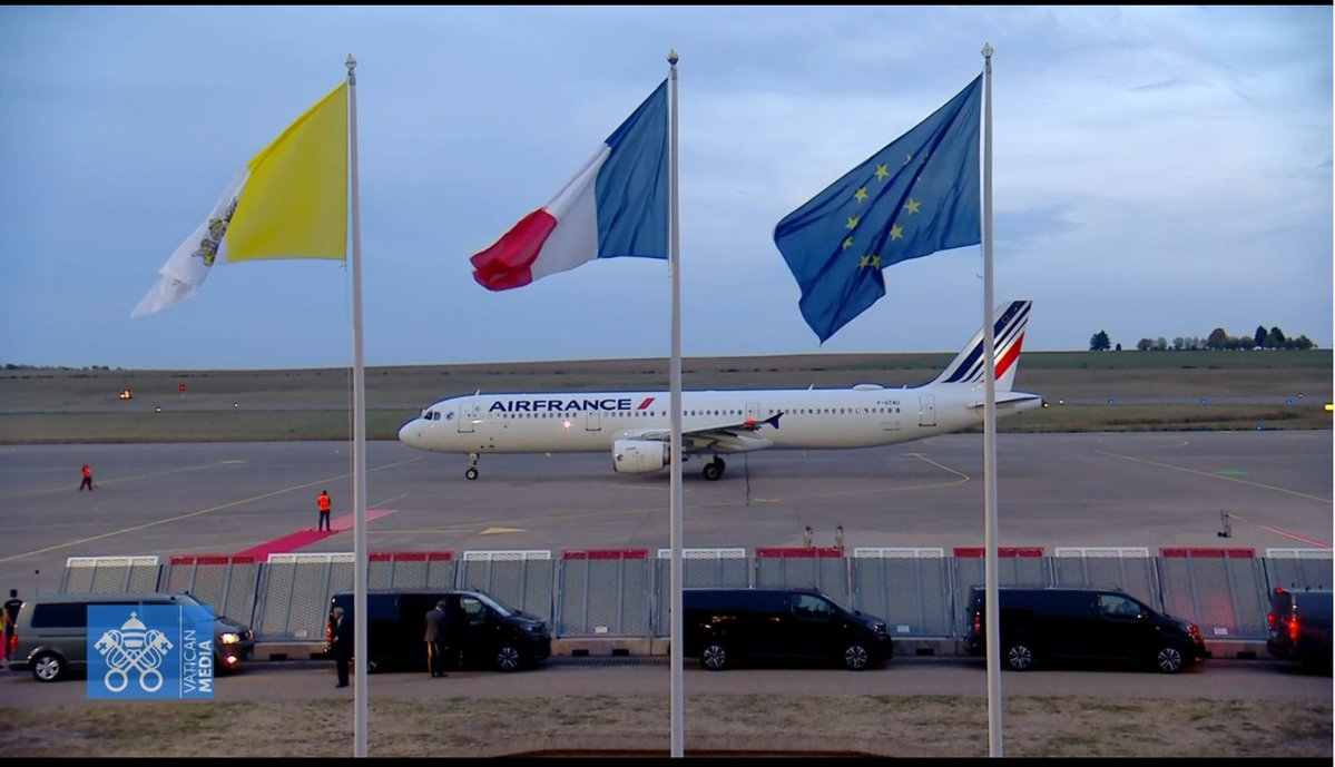 vaticannews_fr's tweet photo. 🇫🇷 ✈️  Après quatre jours de visite en #France dans le cadre de son cinquième voyage apostolique, #LéonXIV s'est envolé pour Rome. Son avion a décollé à 19h33 de l’aéroport international de Metz-Nancy-Lorraine. https://t.co/K11VdvTCJl