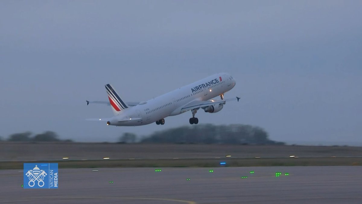 vaticannews_fr's tweet photo. 🇫🇷 ✈️  Après quatre jours de visite en #France dans le cadre de son cinquième voyage apostolique, #LéonXIV s'est envolé pour Rome. Son avion a décollé à 19h33 de l’aéroport international de Metz-Nancy-Lorraine. https://t.co/K11VdvTCJl