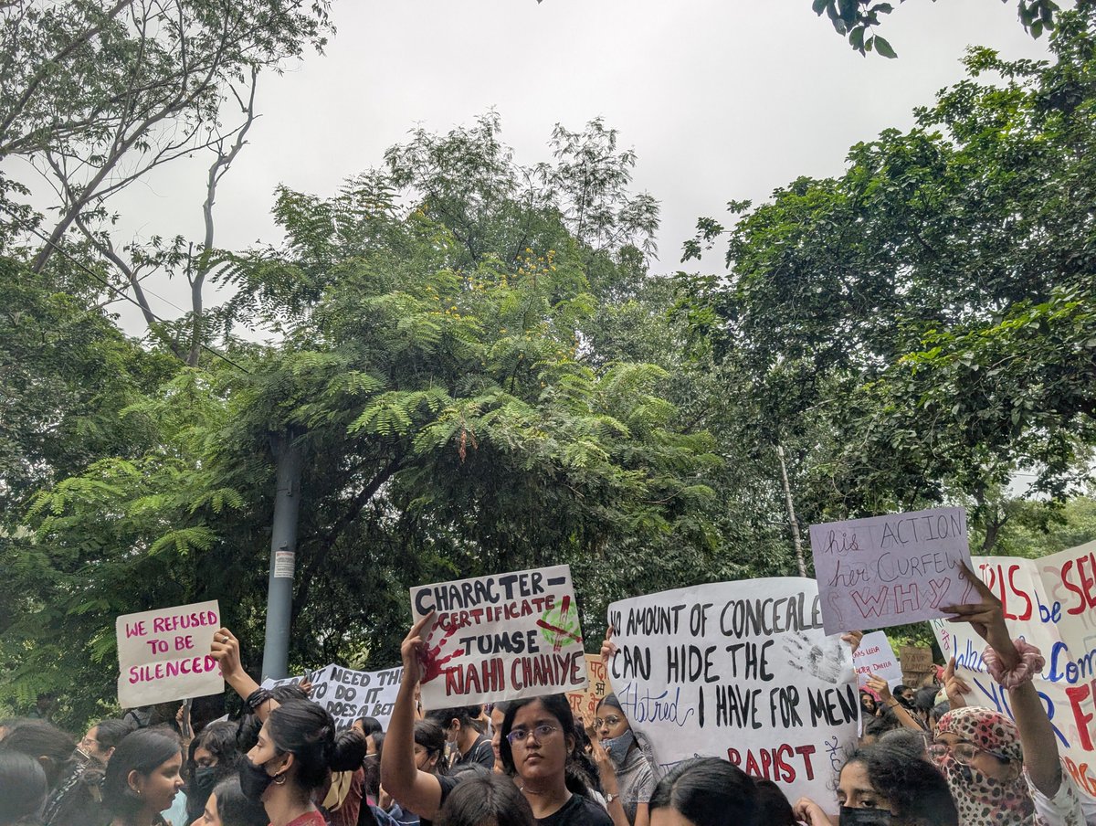 ShreshthaBhada1's tweet photo. 2000+ DU Girls gathered for justice and freedom at north campus, DU🙌🏻 https://t.co/mD2Otm1ees