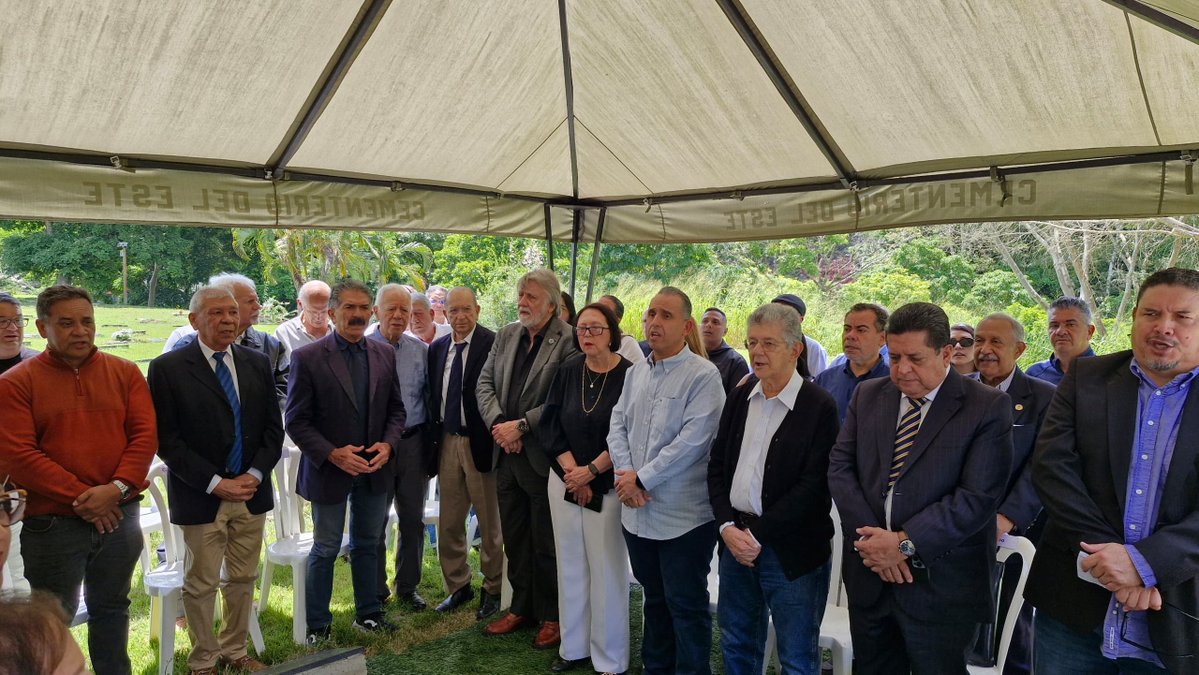 PieroMaroun's tweet photo. Junto a la Dirección Nacional de @ADemocratica y demás compañeros del partido, rendimos tributo a Rómulo Betancourt, por el 45 aniversario de su fallecimiento.

A sus grandes esfuerzos debemos la fundación de nuestro partido, rector de la democracia, que dio lugar a los mejores 40 años de vida republicana de nuestro país. 

El acto contó con la ponencia del profesor y compañero, Ángel Lugo como orador de orden.