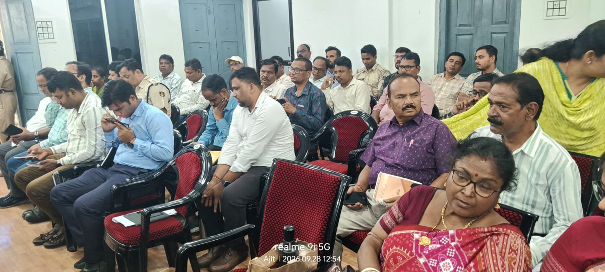 DM_Mayurbhanj's tweet photo. ଉଦଳାଠାରେ ଜିଲ୍ଲାପାଳ ହେମକାନ୍ତ ସୟ୍ ଙ୍କ ଅଧ୍ୟକ୍ଷତାରେ ଅନୁଷ୍ଠିତ ଉପଖଣ୍ଡସ୍ତରୀୟ ଯୁଗ୍ମ ଜନଶୁଣାଣୀ ଶିବିରରେ ଆରକ୍ଷୀ ଅଧିକ୍ଷକ, ମୁଖ୍ୟ ଉନ୍ନୟନ ଅଧିକାରୀ, ଉପ-ଜିଲ୍ଲାପାଳ, ଓ ଅନ୍ୟ ବିଭାଗୀୟ ଅଧିକାରୀଙ୍କ ଉପସ୍ଥିତିରେ ମୋଟ ୨୧୮ଗୋଟି ଅଭିଯୋଗର ଶୁଣାଣି କରାଯାଇ CMRFରୁ ୨୯ ଜଣଙ୍କୁ ଆର୍ଥିକ ସହାୟତା ପ୍ରଦାନ କରାଯାଇଛି । https://t.co/WuVpro0K26