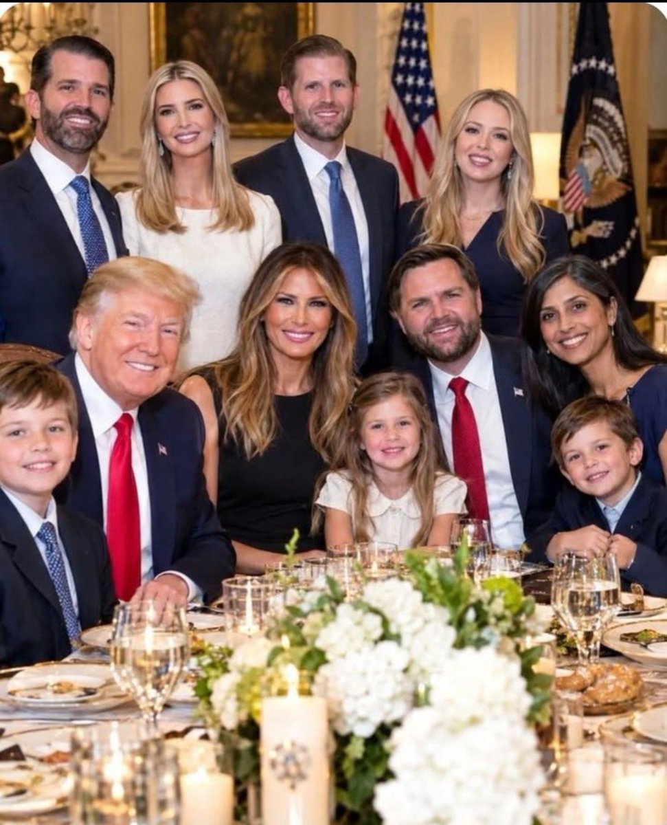 KashPatelsNews's tweet photo. Give me a thumbs up 👍❤ if you are a TRUMPER not a bot. https://t.co/tu498FlkjC