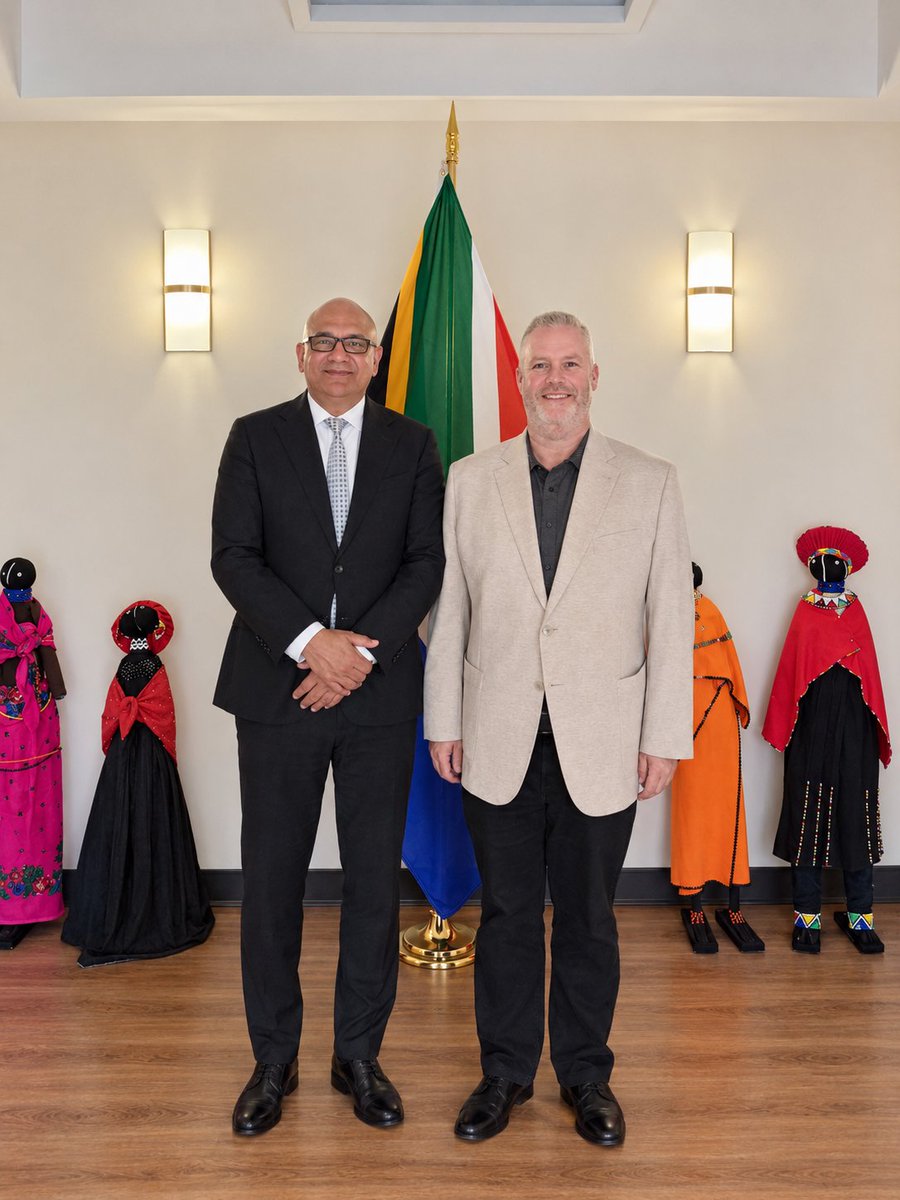 RSAinOttawa's tweet photo. On 22 September, HC Rieaz 'Moe' Shaik received a courtesy visit from Mr Steve Felder, Executive Director of Code Blue Cyber.
@DIRCO_ZA
#Diplomacy
#DiplomacyInAction
#DiplomacyWorks
#Diaspora
#SAFFA https://t.co/5UU10YvPAM
