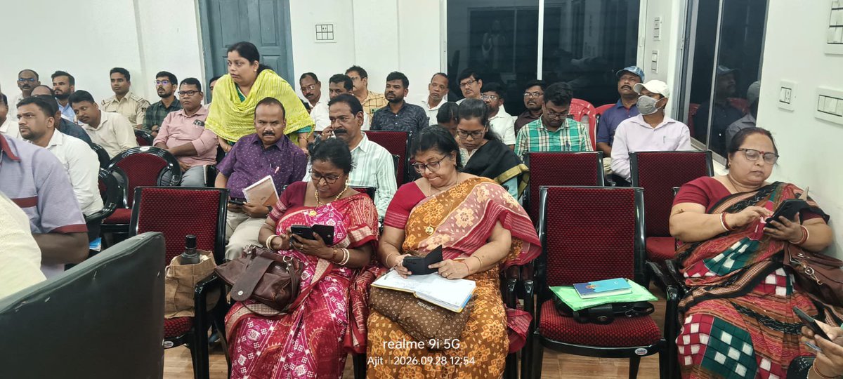 DM_Mayurbhanj's tweet photo. ଉଦଳାଠାରେ ଜିଲ୍ଲାପାଳ ହେମକାନ୍ତ ସୟ୍ ଙ୍କ ଅଧ୍ୟକ୍ଷତାରେ ଅନୁଷ୍ଠିତ ଉପଖଣ୍ଡସ୍ତରୀୟ ଯୁଗ୍ମ ଜନଶୁଣାଣୀ ଶିବିରରେ ଆରକ୍ଷୀ ଅଧିକ୍ଷକ, ମୁଖ୍ୟ ଉନ୍ନୟନ ଅଧିକାରୀ, ଉପ-ଜିଲ୍ଲାପାଳ, ଓ ଅନ୍ୟ ବିଭାଗୀୟ ଅଧିକାରୀଙ୍କ ଉପସ୍ଥିତିରେ ମୋଟ ୨୧୮ଗୋଟି ଅଭିଯୋଗର ଶୁଣାଣି କରାଯାଇ CMRFରୁ ୨୯ ଜଣଙ୍କୁ ଆର୍ଥିକ ସହାୟତା ପ୍ରଦାନ କରାଯାଇଛି । https://t.co/WuVpro0K26