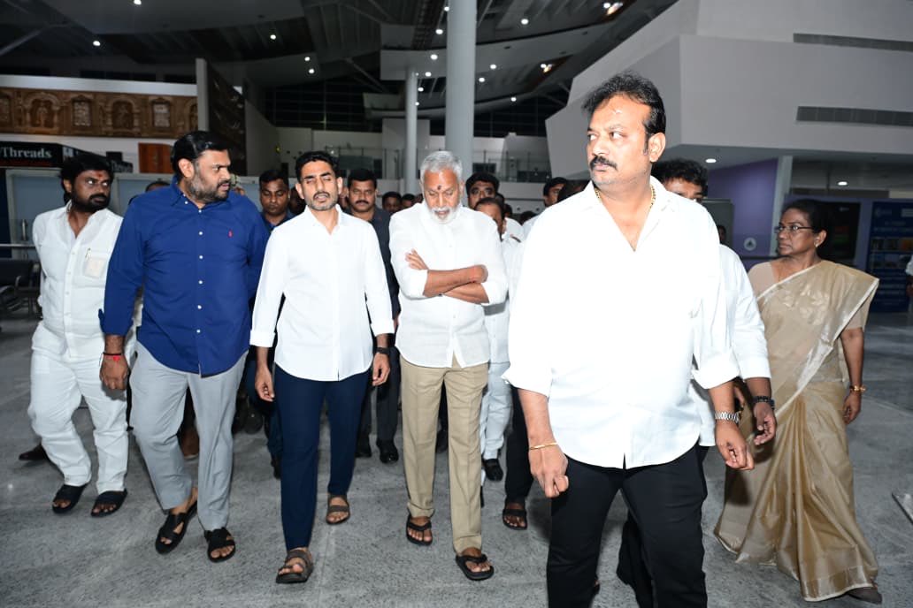BojjalaSudhir's tweet photo. తిరుపతి పర్యటనకు విచ్చేసిన ఆంధ్రప్రదేశ్ రాష్ట్ర విద్యా, ఐటీ, ఎలక్ట్రానిక్స్ శాఖల మంత్రి శ్రీ @naralokesh గారికి రేణిగుంట ఎయిర్‌పోర్ట్‌లో శ్రీకాళహస్తి నియోజకవర్గ శాసనసభ్యులు శ్రీ బొజ్జల సుధీర్ రెడ్డి గారు ఘన స్వాగతం పలికారు. 

#NaraLokesh 
#tirupathivisit https://t.co/QJ6jLZKnvy