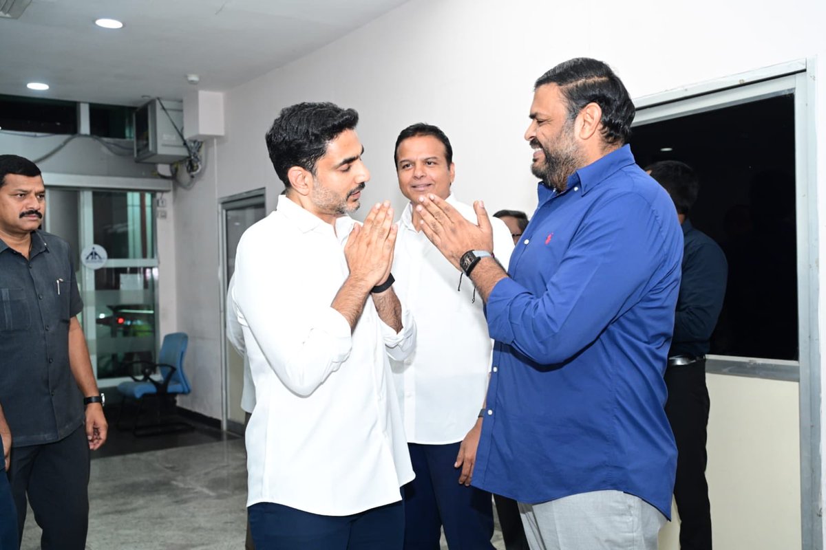 BojjalaSudhir's tweet photo. తిరుపతి పర్యటనకు విచ్చేసిన ఆంధ్రప్రదేశ్ రాష్ట్ర విద్యా, ఐటీ, ఎలక్ట్రానిక్స్ శాఖల మంత్రి శ్రీ @naralokesh గారికి రేణిగుంట ఎయిర్‌పోర్ట్‌లో శ్రీకాళహస్తి నియోజకవర్గ శాసనసభ్యులు శ్రీ బొజ్జల సుధీర్ రెడ్డి గారు ఘన స్వాగతం పలికారు. 

#NaraLokesh 
#tirupathivisit https://t.co/QJ6jLZKnvy