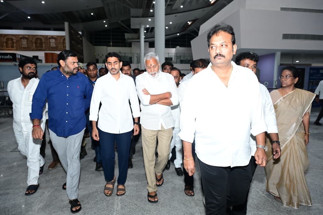 BojjalaSudhir's tweet photo. తిరుపతి పర్యటనకు విచ్చేసిన ఆంధ్రప్రదేశ్ రాష్ట్ర విద్యా, ఐటీ, ఎలక్ట్రానిక్స్ శాఖల మంత్రి శ్రీ @naralokesh గారికి రేణిగుంట ఎయిర్‌పోర్ట్‌లో శ్రీకాళహస్తి నియోజకవర్గ శాసనసభ్యులు శ్రీ బొజ్జల సుధీర్ రెడ్డి గారు ఘన స్వాగతం పలికారు. 

#NaraLokesh 
#tirupathivisit https://t.co/QJ6jLZKnvy