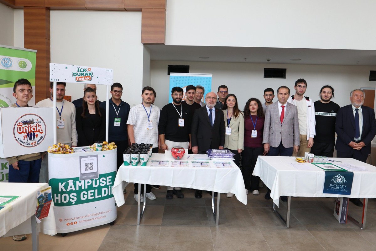 uniakkayseri's tweet photo. İlk günden imzamızı attık! 🏛️⚡
​Kayseri Üni'de yeni yol arkadaşlarımızı karşılamak için standımızdaydık. Standımızı ziyaret ederek bizleri onurlandıran Rektörümüze teşekkür ederiz. 🤝

​Gençliğin heyecanı, ÜniAK’ın gücüyle birleşti. Kampüste biz varız! 🔥 https://t.co/OgU34N22mP