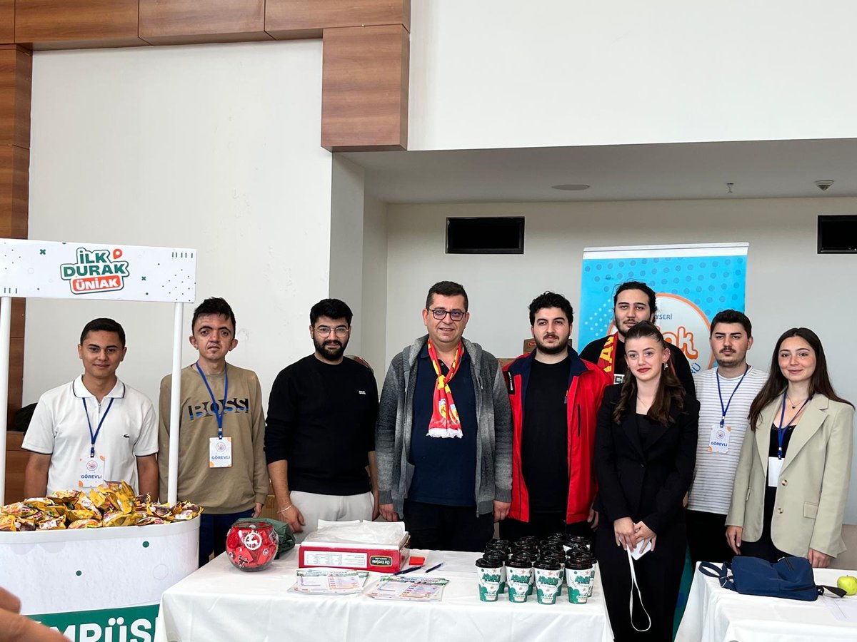 uniakkayseri's tweet photo. İlk günden imzamızı attık! 🏛️⚡
​Kayseri Üni'de yeni yol arkadaşlarımızı karşılamak için standımızdaydık. Standımızı ziyaret ederek bizleri onurlandıran Rektörümüze teşekkür ederiz. 🤝

​Gençliğin heyecanı, ÜniAK’ın gücüyle birleşti. Kampüste biz varız! 🔥 https://t.co/OgU34N22mP