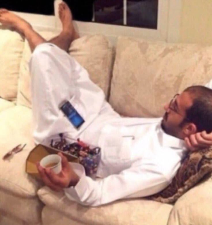 Roten178's tweet photo. تيتي هنا معطيني فايب  قناة الأخبار المقابلات يسونها في شارع https://t.co/NJJq2ZzzH6