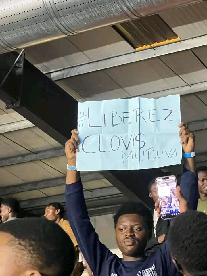 EricDangwe's tweet photo. #RDC : À #Kinshasa, l’équipe #HABARI, vice-championne de la Coupe du #Congo de basketball, a porté la voix de #Beni. Le 27 Septembre, @pharaonobed a réclamé la libération de @CMutsuva, détenu depuis 73 jours à #Beni. La liberté est un droit, pas un privilège.

#FreeClovisMutsuva https://t.co/RcUlGzwhxj