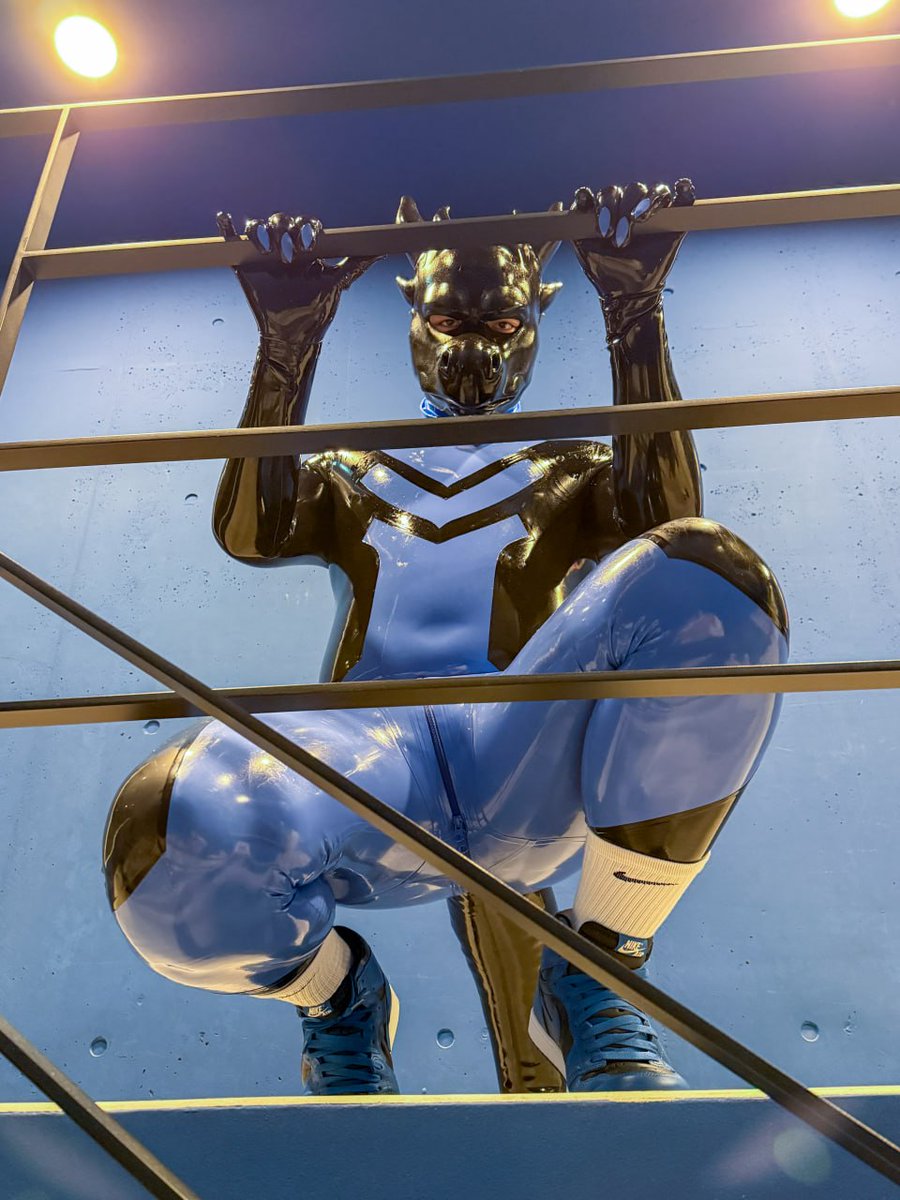 LamIan7044's tweet photo. The colors of our homestay and my latex suit look fantastic together.

🐉Dragon suit:@forfunbangkok 
📷 薩奇 @chami1798 https://t.co/okD5BbAHZs
