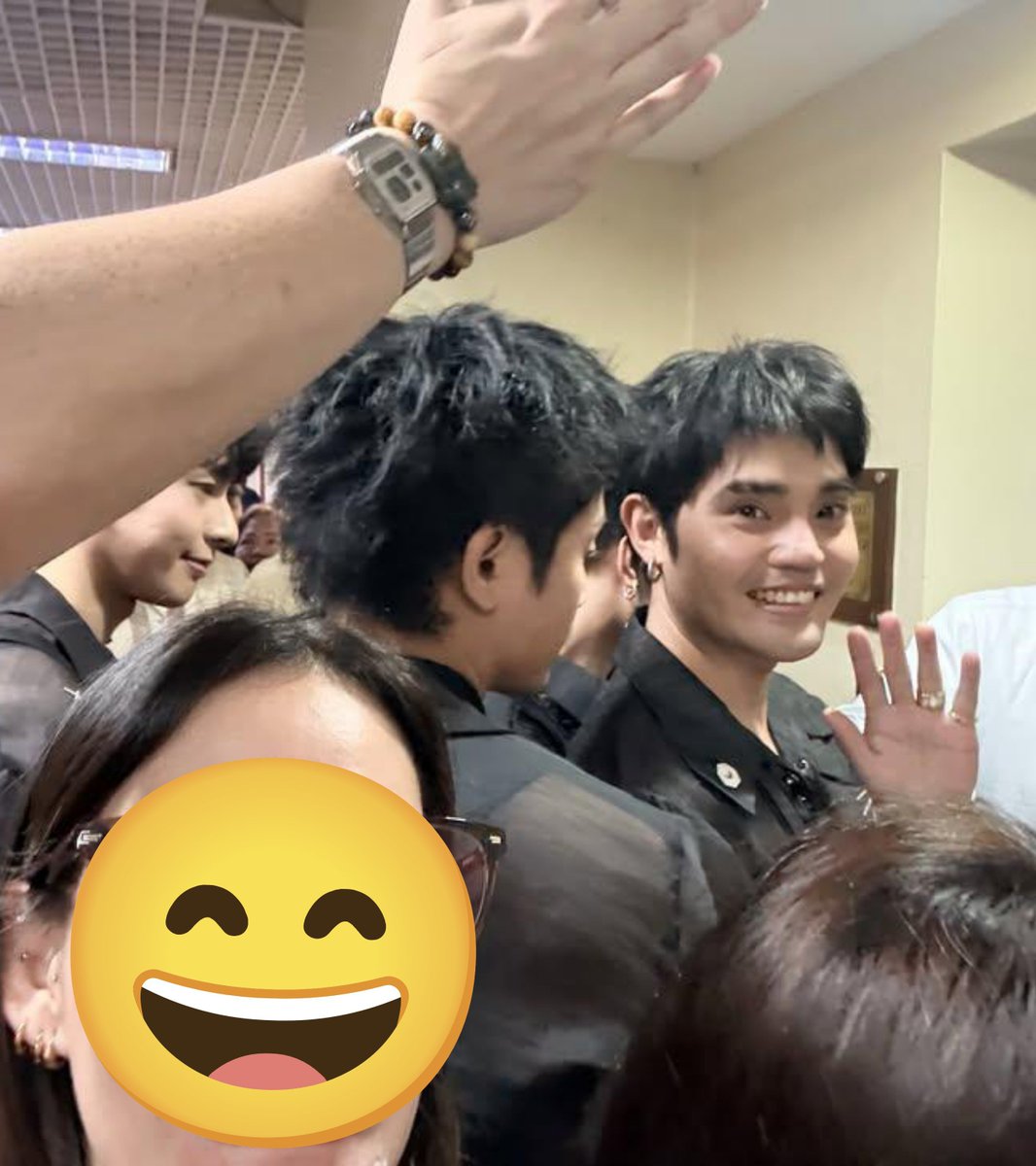 jampawlonasimp's tweet photo. Ang strict naman ng bodyguard ni Pablo ksksksskks 💜🖤 https://t.co/F852ssWBAy