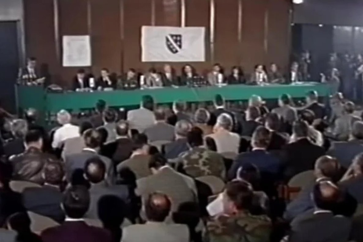 DisBalansX's tweet photo. Prije 33 godine, u opkoljenom Sarajevu, održan je Prvi bošnjački sabor. Na zasjedanju 27. i 28. septembra 1993. godine vraćeno je u upotrebu historijsko ime naroda Bošnjaci i potvrđen bosanski jezik kao zvanični, nakon višedecenijskih zabrana i negiranja. Tom prilikom je takođe odbačen Owen-Stoltenbergov "mirovni plan", koji je predviđao etničku podjelu Bosne i Hercegovine. Danas se 28. septembar obilježava kao Dan Bošnjaka, kako u BiH, tako i u susjednim državama i brojnim mjestima u svijetu gdje živi bh. dijaspora.