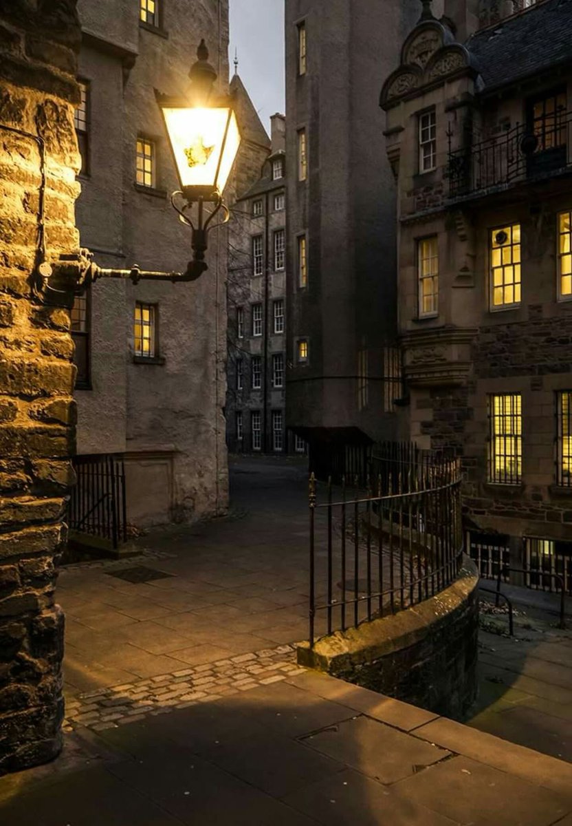 reminiscinbby's tweet photo. nights in Edinburgh https://t.co/Az5P6DWxXg