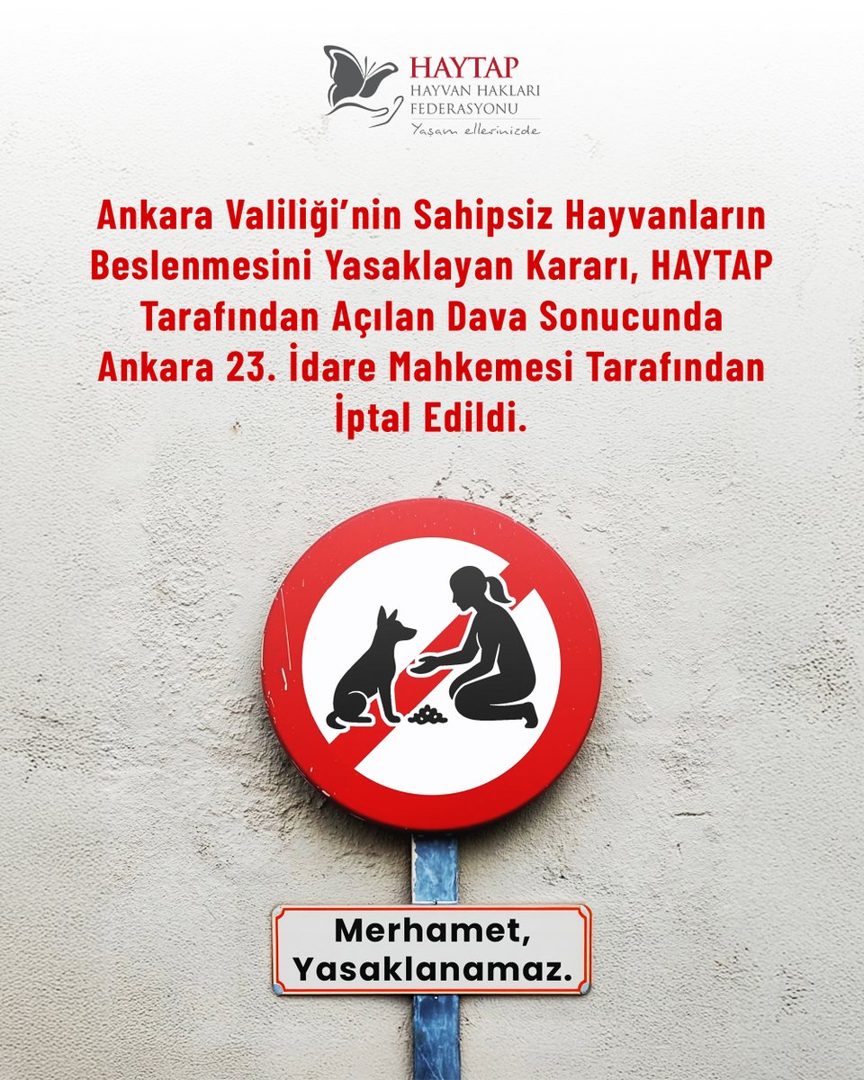 HaytapOrg's tweet photo. ANKARA’DA SAHİPSİZ HAYVANLARI BESLEME YASAĞI İPTAL EDİLDİ

Ankara Valiliği İl Hayvanları Koruma Kurulu tarafından alınan ve sahipsiz hayvanların beslenmesini yasaklayan kararın iptali için HAYTAP Hayvan Hakları Federasyonu ve tarafından açılan davada önemli bir karar çıktı.

Ankara 23. İdare Mahkemesi, 15 Eylül 2026 tarihli kararıyla söz konusu düzenlemeyi hukuka aykırı bularak iptal etti.

Mahkeme kararında, sahipsiz hayvanların beslenmesinin tamamen yasaklanması yerine; kamu düzeni, insan ve çevre sağlığı gözetilerek besleme faaliyetlerinin düzenlenmesi ve denetim altına alınması gerektiğine dikkat çekildi.

Kararda özellikle;

  Besleme noktalarının ve besleme davranışlarının disipline edilmesi,
 Kontrollü besleme alanlarının oluşturulması,
 Beslemenin hijyenik şartlarda ve düzenli şekilde yapılması,
 Besleme faaliyetlerinin yer ve zaman bakımından düzenlenmesi

gibi daha sınırlı tedbirlerin uygulanabileceği belirtildi.

Mahkeme, bunlar yerine doğrudan ve tamamen yasaklama yoluna gidilmesini orantılı ve ölçülü bulmadı. Ayrıca kararda, “kontrolsüz besleme” ifadesinin mevzuatta açık biçimde tanımlanmamış olmasının uygulamada belirsizlik yaratabileceğine de dikkat çekildi.

Kararın dikkat çeken bir diğer bölümünde ise sahipsiz hayvanların yaşam ve refahının korunması ile insanların yaşam hakkı, güvenliği ve çevrenin korunması arasında makul ve hakkaniyete uygun bir denge kurulması gerektiği vurgulandı.

Bu karar, sahipsiz hayvanların aç bırakılmasına yol açabilecek toplu ve doğrudan besleme yasaklarının yerine, sorunu düzenleyen ve denetleyen yöntemlerin uygulanması gerektiğini ortaya koyması açısından önem taşıyor.

HAYTAP olarak sahipsiz hayvanların yaşam hakkını korumak ve hayvan haklarına aykırı uygulamalara karşı hukuki mücadelemizi sürdüreceğiz.

Detaylı İncelemek için :

https://t.co/jqKhblIUos