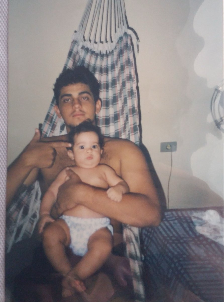 ybsaw's tweet photo. Enquanto isso meu pai fazia arminha na minha cabeça https://t.co/v3yn1jt8ss