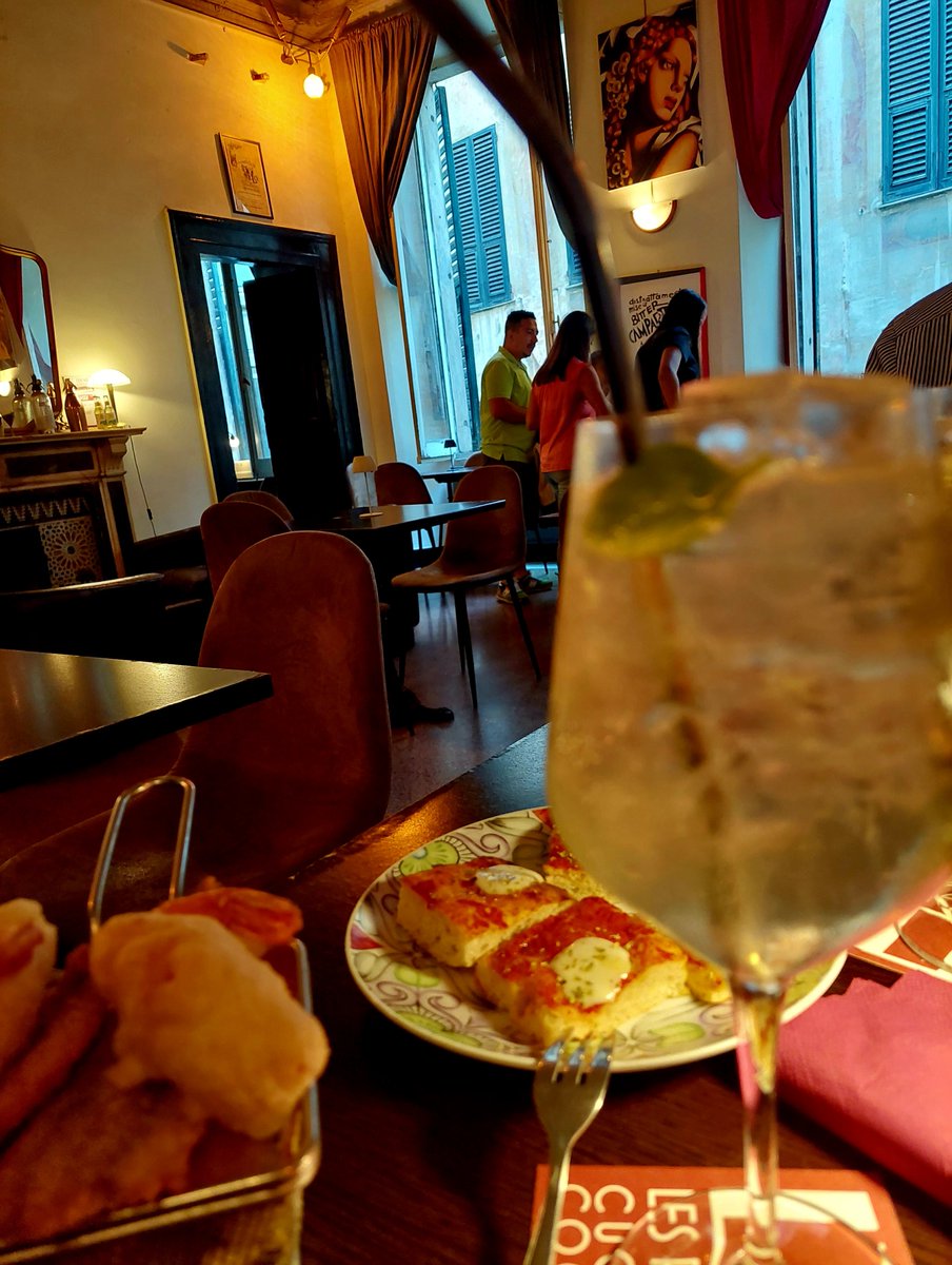 enricaq's tweet photo. Un aperitivo a #palazzoimperiale #Genova #lerouge buonaserata https://t.co/ll6KpzzG0J