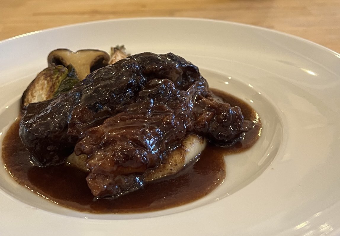 hiranoi_nomade's tweet photo. 牛肉の赤ワイン煮込み。この時はスネ肉を使用。ステーキ以外ももちろんやります。 https://t.co/tc3jaUWbFF