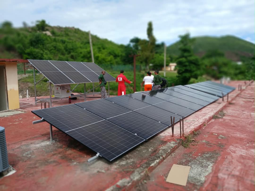 MINSAPCuba's tweet photo. 🇨🇺❤️ En Santiago de Cuba se instalan sistemas fotovoltaicos en cinco policlínicos y un consultorio médico, gracias al apoyo solidario de la Federación Internacional de la Cruz Roja y la Media Luna Roja.

#CubaPorLaVida #CubaNoEstáSola https://t.co/kXTQWHxffg