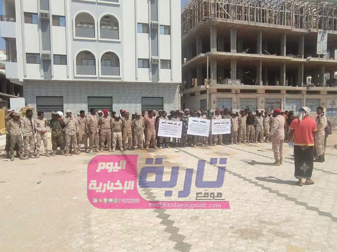 hamedi31132's tweet photo. #حضرموت،وقفة إحتجاجية سلمية لـ أفراد #النخبة الحضرمية، مطالبتهم بتسوية الراتب أو الحافز أسوة بأخوتهم في التشكيلات العسكرية بمحافظة حضرموت . إلى المعنيين إنصفوا أبناء حضرموت  الجنود فهم صمام أمان حضرموت،وهم في دواماتهم من 2016، ماذا ستعمل لهم ال 60 ألف.

@Yem_army_media https://t.co/LpnxKbCpB2