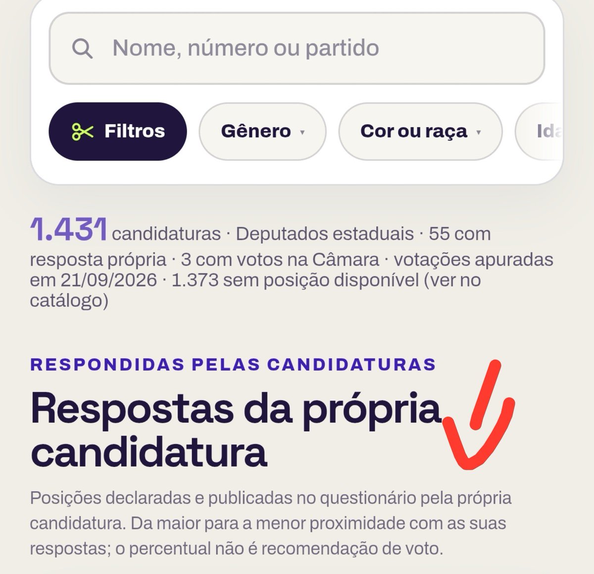 NabilBondukiSP's tweet photo. A plataforma TEM MEU VOTO precisa ser revista imediatamente ou retirada do ar.

Eu mesmo respondi ao questionário. De início, achei algumas perguntas meio estranhas, mas segui até o fim. Agora, com a plataforma no ar, o resultado apresentado me causou enorme preocupação.

A plataforma afirma que não exibe os candidatos de acordo com o ranking de afinidade, mas por meio de um sorteio. Na prática, isso pode fazer com que os candidatos apontados como de MAIOR afinidade com as respostas do eleitor sequer apareçam entre as primeiras opções, enquanto candidatos com MENOR afinidade ganham destaque.

No meu caso, aparecem primeiro candidatos de partidos de direita ou de centro, mesmo com índices de afinidade inferiores.

Qual é, então, o sentido de uma ferramenta que se propõe a ajudar o eleitor a identificar candidatos com posições semelhantes às suas, mas não prioriza justamente aqueles com quem ele apresentou maior afinidade?

Isso precisa ser esclarecido e corrigido. Do jeito que está, em vez de informar, a plataforma pode confundir o eleitor.