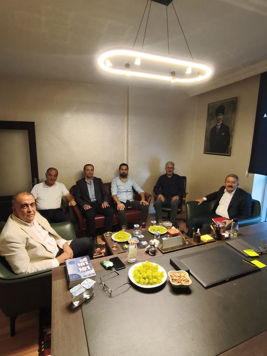 anahtarpartivan's tweet photo. #anahtarparti
@NecdetTakva 
@anahtarpartivan 
Van TSO Başkanımız Sayın Necdet Takva, Anahtar Parti Van İl Başkanımız Osman Tanrıtanır’ı makamında ziyaret etti.
Nazik ziyaretleri ve takdim ettikleri kıymetli hediye için Sayın Takva’ya teşekkür ediyoruz. https://t.co/25xZiKKEUK