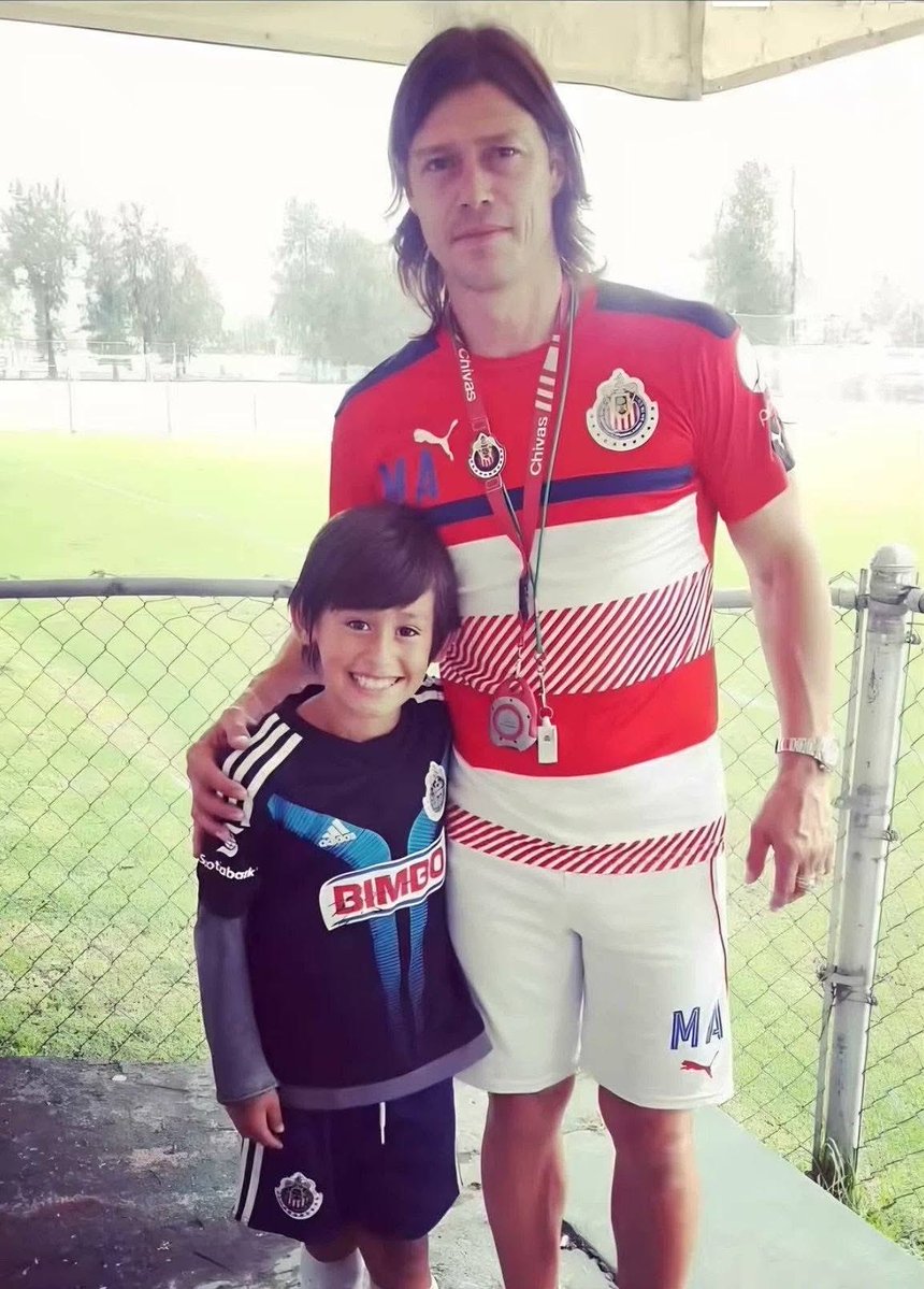milamkey's tweet photo. critican a Santi cuando el literalmente es este https://t.co/wwc4u34I5a
