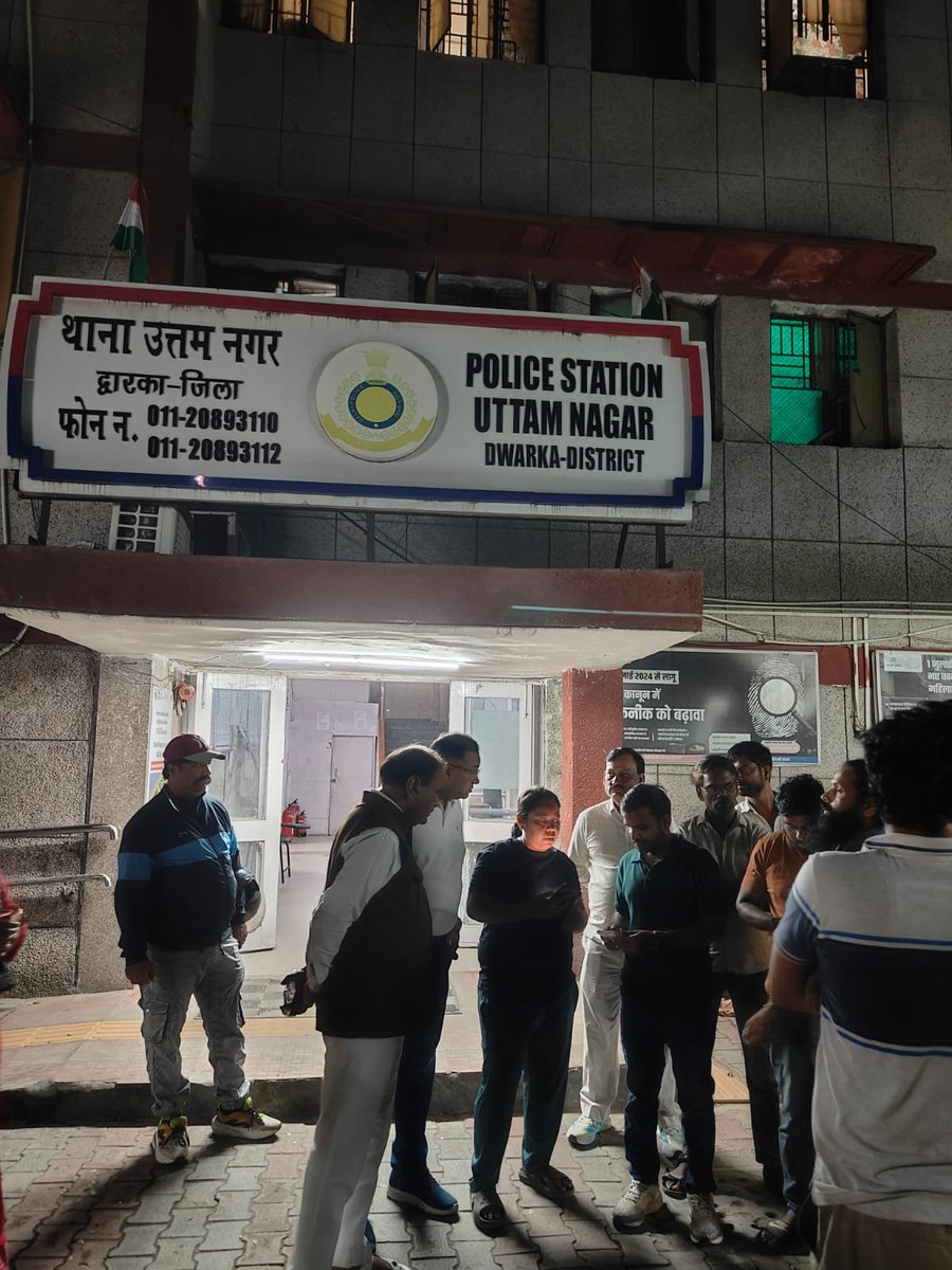 MeghUpdates's tweet photo. SHOCKING NEWS! Remember the Tarun Khatik murder case?

​Now, Tarun’s uncle Tek Chand &amp; a KEY EYEWITNESS, have reportedly ATTACKED by "PEACEFULS". 

​Outraged locals have gathered outside the Uttam Nagar Police Station demanding URGENT ACTION. 

https://t.co/LHI3jLJrM9
