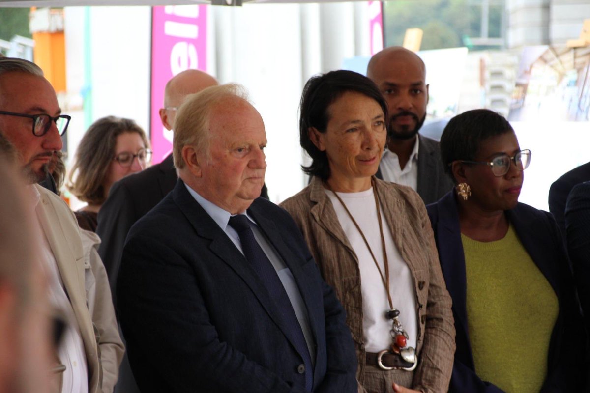 EPYvelines's tweet photo. À Epône, le collège de demain sort de terre !

@pierre_bedier, président du Département des Yvelines, @DumoulinCecile, vice-présidente déléguée aux Collèges et Guy Muller étaient à Epône pour la pose de la première pierre du collège Benjamin Franklin.

800 élèves accueillis (pour 600 aujourd'hui) et une classe ULIS
Un bâtiment exemplaire : ossature bois, toiture végétalisée, photovoltaïque, chaufferie biomasse et 60 % d'espaces verts …

Un investissement de 35 M€ du Département, avec une livraison prévue au 1er semestre 2028.

Et parce que le collège s'installe sur les anciens courts de tennis, le Département accompagne la commune à hauteur de 1,2 M€ pour reconstruire trois courts, dont deux couverts. 🎾

#college
#departement 
#yvelines
#tennis
#construction
@Les_Yvelines