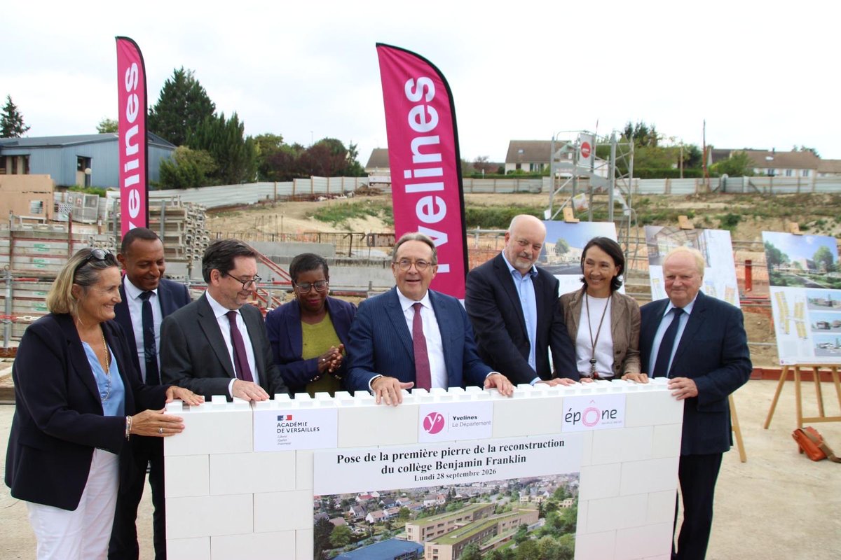 EPYvelines's tweet photo. À Epône, le collège de demain sort de terre !

@pierre_bedier, président du Département des Yvelines, @DumoulinCecile, vice-présidente déléguée aux Collèges et Guy Muller étaient à Epône pour la pose de la première pierre du collège Benjamin Franklin.

800 élèves accueillis (pour 600 aujourd'hui) et une classe ULIS
Un bâtiment exemplaire : ossature bois, toiture végétalisée, photovoltaïque, chaufferie biomasse et 60 % d'espaces verts …

Un investissement de 35 M€ du Département, avec une livraison prévue au 1er semestre 2028.

Et parce que le collège s'installe sur les anciens courts de tennis, le Département accompagne la commune à hauteur de 1,2 M€ pour reconstruire trois courts, dont deux couverts. 🎾

#college
#departement 
#yvelines
#tennis
#construction
@Les_Yvelines