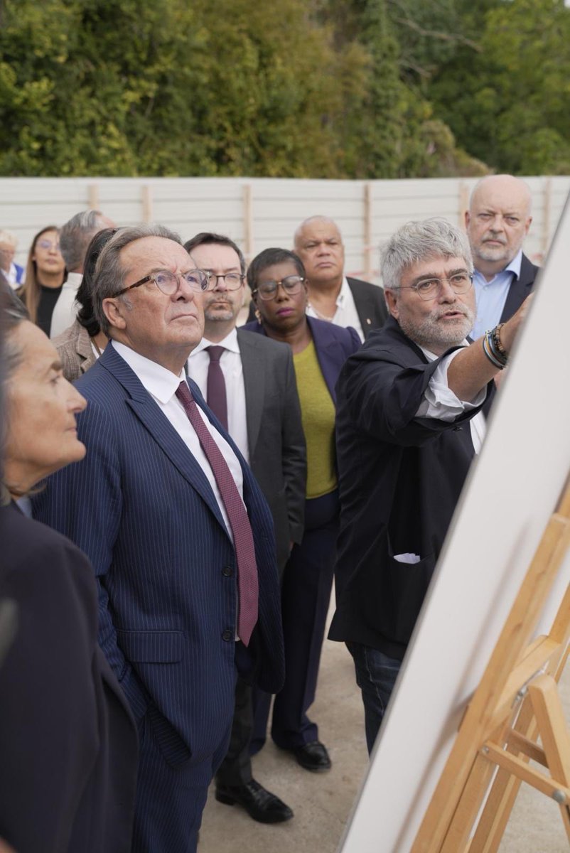 EPYvelines's tweet photo. À Epône, le collège de demain sort de terre !

@pierre_bedier, président du Département des Yvelines, @DumoulinCecile, vice-présidente déléguée aux Collèges et Guy Muller étaient à Epône pour la pose de la première pierre du collège Benjamin Franklin.

800 élèves accueillis (pour 600 aujourd'hui) et une classe ULIS
Un bâtiment exemplaire : ossature bois, toiture végétalisée, photovoltaïque, chaufferie biomasse et 60 % d'espaces verts …

Un investissement de 35 M€ du Département, avec une livraison prévue au 1er semestre 2028.

Et parce que le collège s'installe sur les anciens courts de tennis, le Département accompagne la commune à hauteur de 1,2 M€ pour reconstruire trois courts, dont deux couverts. 🎾

#college
#departement 
#yvelines
#tennis
#construction
@Les_Yvelines