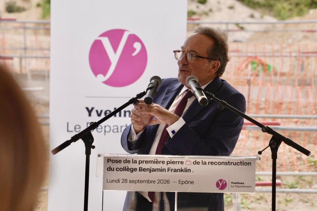 EPYvelines's tweet photo. À Epône, le collège de demain sort de terre !

@pierre_bedier, président du Département des Yvelines, @DumoulinCecile, vice-présidente déléguée aux Collèges et Guy Muller étaient à Epône pour la pose de la première pierre du collège Benjamin Franklin.

800 élèves accueillis (pour 600 aujourd'hui) et une classe ULIS
Un bâtiment exemplaire : ossature bois, toiture végétalisée, photovoltaïque, chaufferie biomasse et 60 % d'espaces verts …

Un investissement de 35 M€ du Département, avec une livraison prévue au 1er semestre 2028.

Et parce que le collège s'installe sur les anciens courts de tennis, le Département accompagne la commune à hauteur de 1,2 M€ pour reconstruire trois courts, dont deux couverts. 🎾

#college
#departement 
#yvelines
#tennis
#construction
@Les_Yvelines