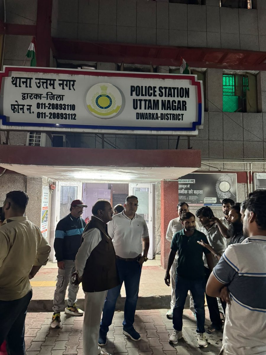 MeghUpdates's tweet photo. SHOCKING NEWS! Remember the Tarun Khatik murder case?

​Now, Tarun’s uncle Tek Chand &amp; a KEY EYEWITNESS, have reportedly ATTACKED by "PEACEFULS". 

​Outraged locals have gathered outside the Uttam Nagar Police Station demanding URGENT ACTION. 

https://t.co/LHI3jLJrM9