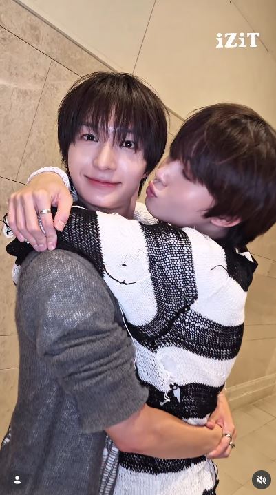 NetizenSpill's tweet photo. [iZiT VIEW] Welcome to the total chaos and dizzying, all-day-long truly weird mini fan meeting scene of KickFlip!🛹

1. [+34] Ming-ddi's facial expression is freaking hilarious
2. [+24] First off, they look like they're dating from the very beginning
3. [+8] I have no idea who I should be jealous of anymore
4. [+5] Ming-ddi looks super excited
5. [+4] What's up with Keiju at the beginning? So cute

cr: izitmag_

#kickflip
