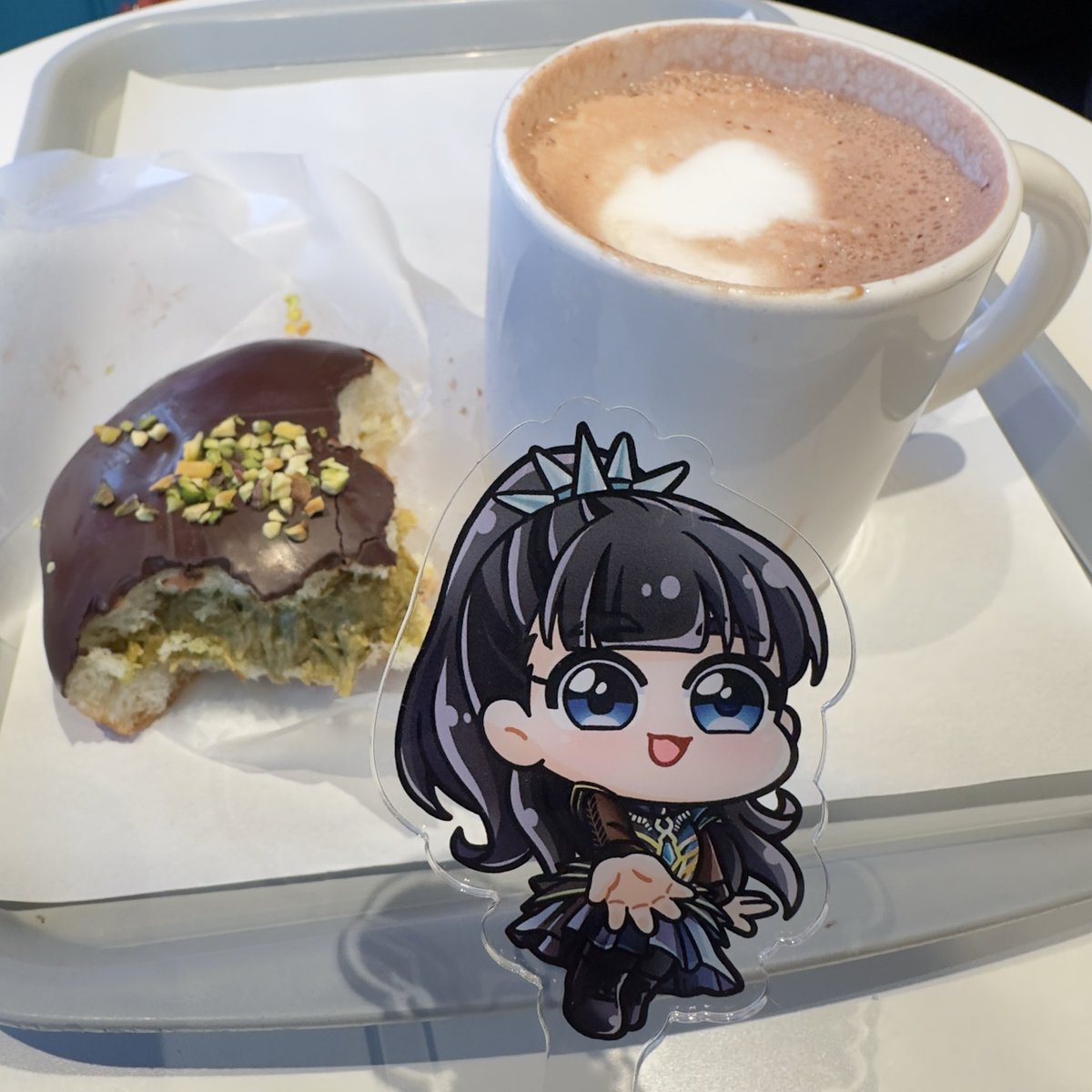 Derk_Metal's tweet photo. @na_na082 韓国旅行で食べたチキンとドバイチョコドーナツだよ〜🍗🍩
これは罪悪感のある食べ物かな？😌 https://t.co/yhfrA97k5x