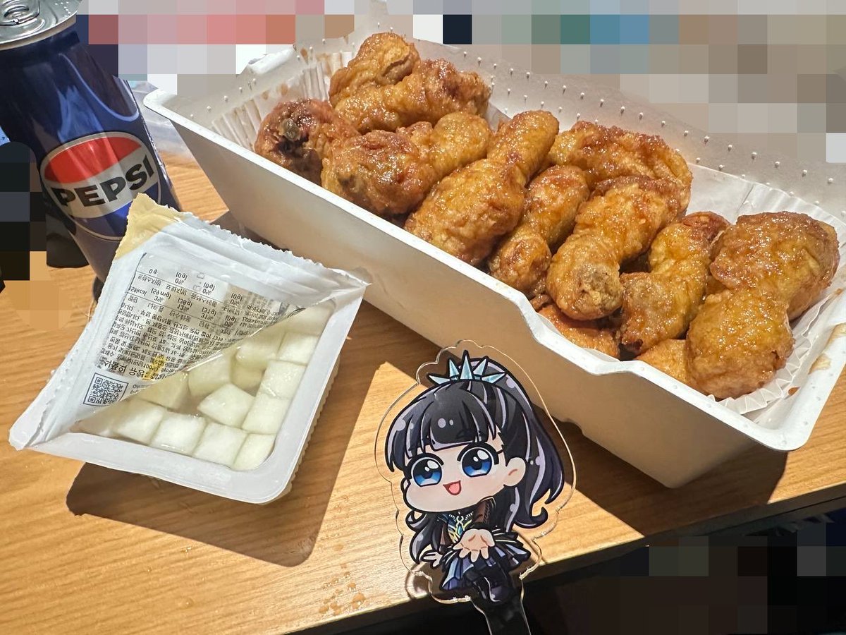 Derk_Metal's tweet photo. @na_na082 韓国旅行で食べたチキンとドバイチョコドーナツだよ〜🍗🍩
これは罪悪感のある食べ物かな？😌 https://t.co/yhfrA97k5x