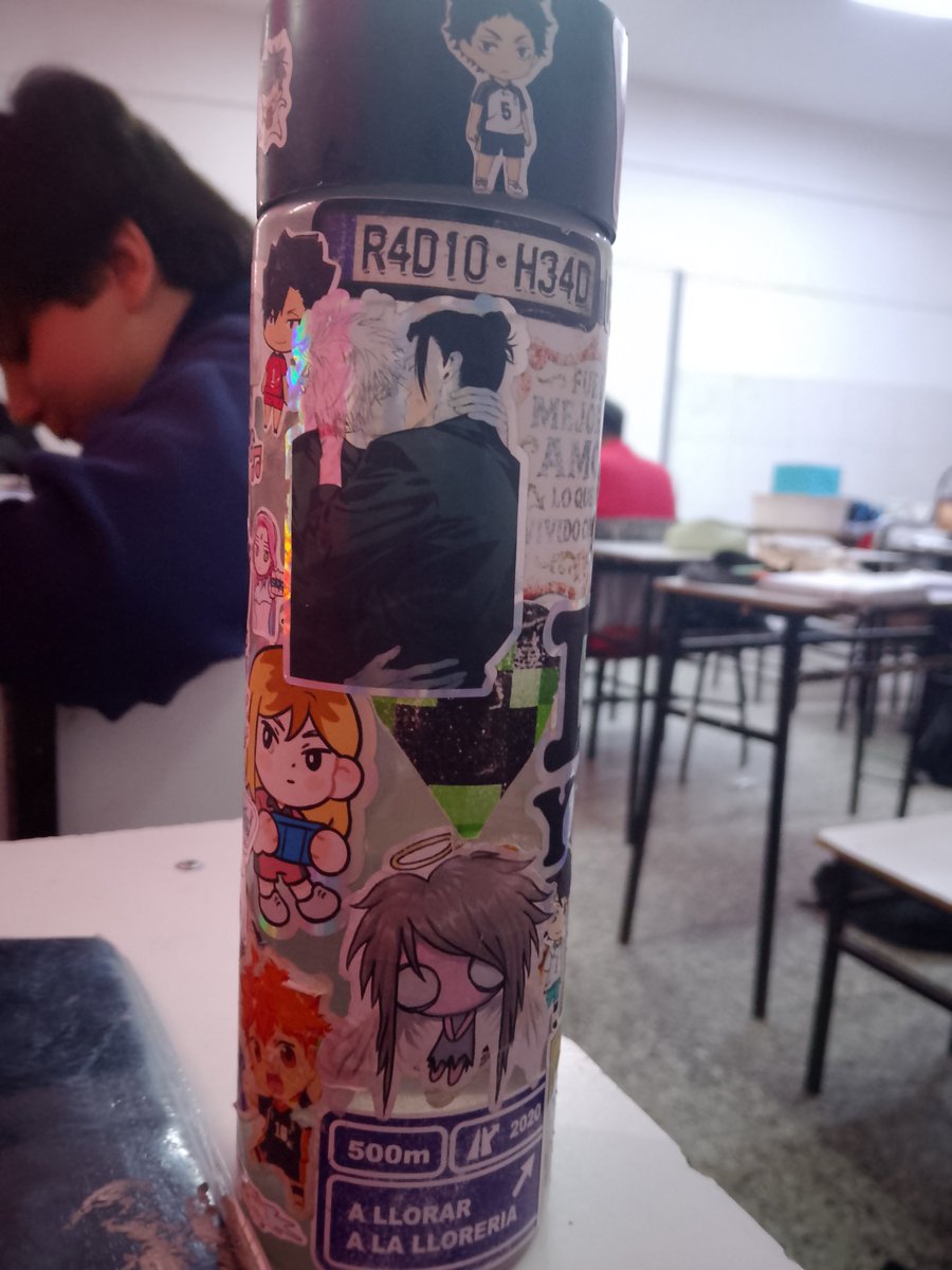 twtangefr's tweet photo. @fioriasl  piola tu botella https://t.co/tjKMxFKEfo