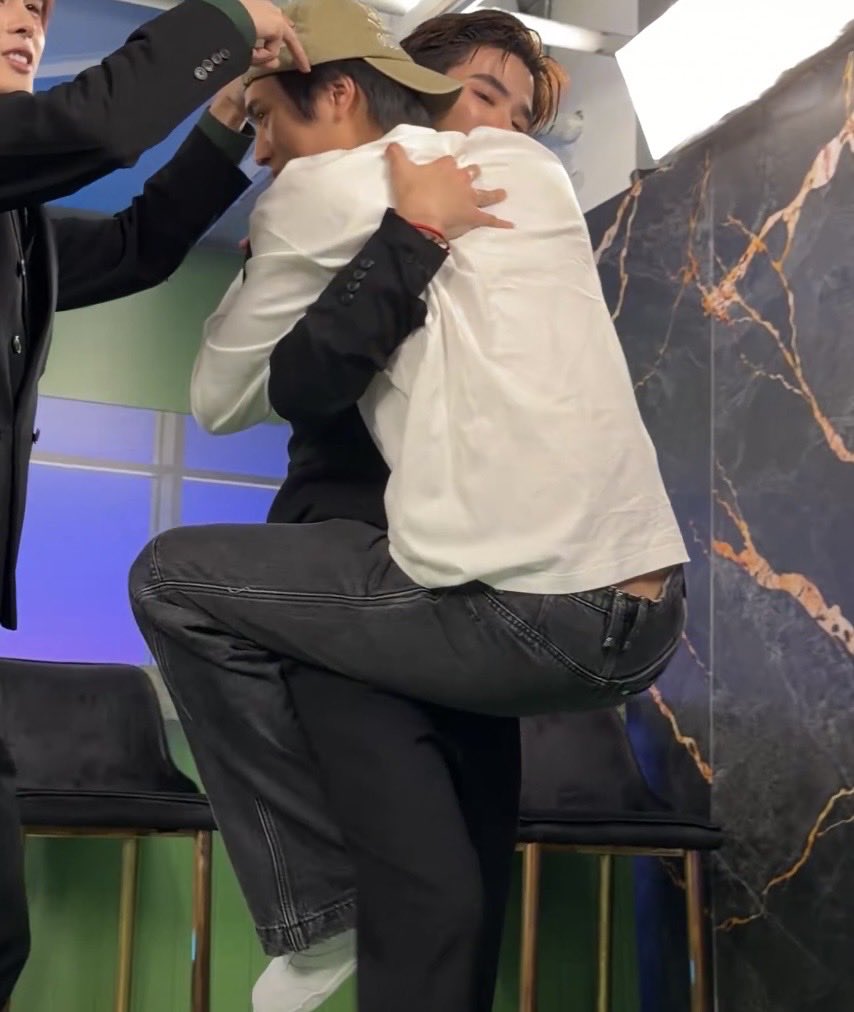 burnincaramel's tweet photo. he always needs to be carried and protected https://t.co/F85wjHevfN