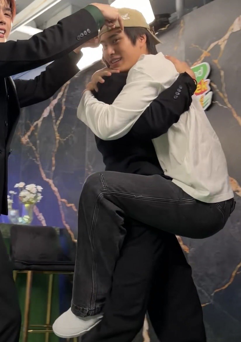 burnincaramel's tweet photo. he always needs to be carried and protected https://t.co/F85wjHevfN