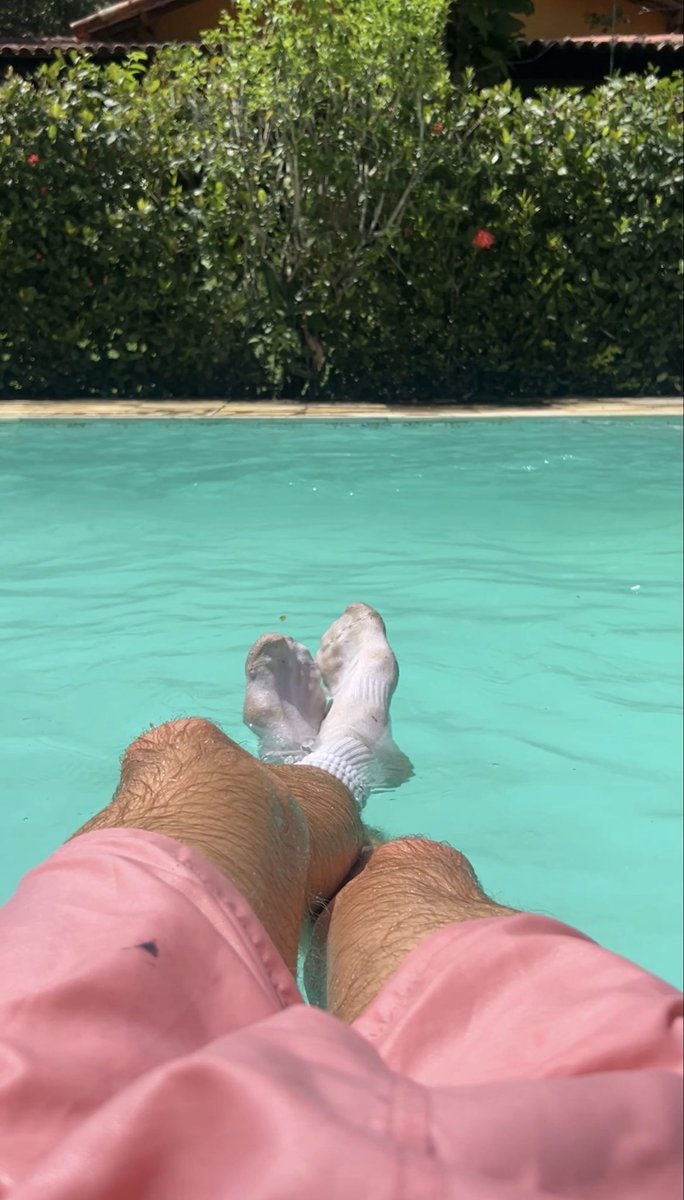 WorldWhiteSocks's tweet photo. An afternoon in the pool in my white Nike socks ✌️ https://t.co/85Fagxt6Bo