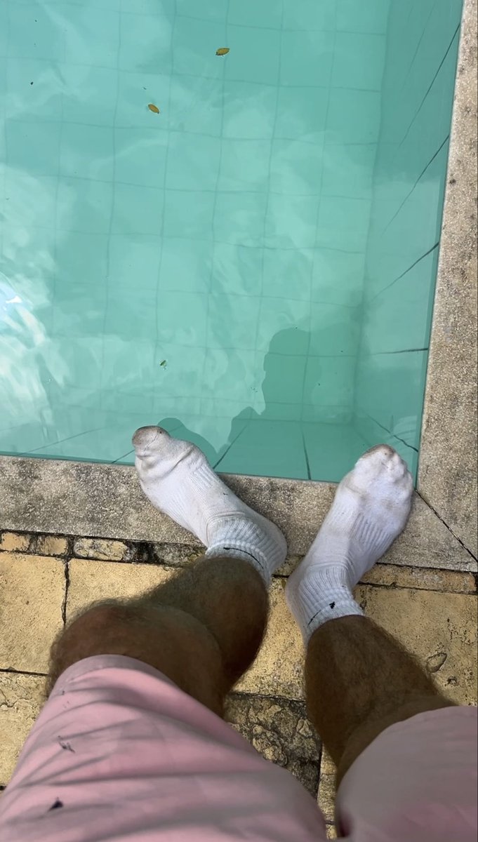 WorldWhiteSocks's tweet photo. An afternoon in the pool in my white Nike socks ✌️ https://t.co/85Fagxt6Bo