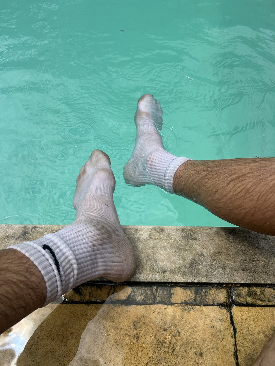 WorldWhiteSocks's tweet photo. An afternoon in the pool in my white Nike socks ✌️ https://t.co/85Fagxt6Bo