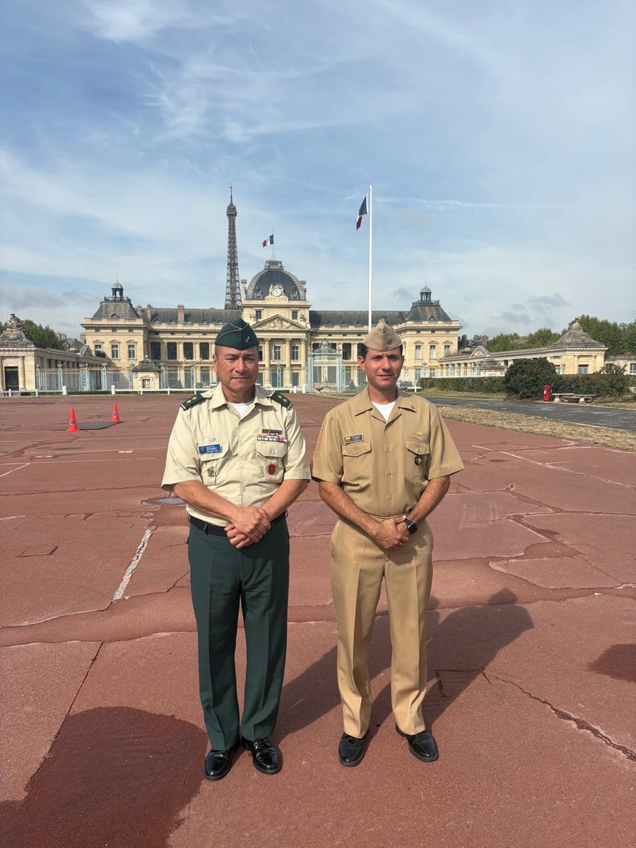 EsdegCol's tweet photo. Los Oficiales del CAEM 2026 visitaron la @ecoledeguerre  en Francia, fortaleciendo la cooperación estratégica y el intercambio de conocimientos en seguridad y defensa. Nos acompaña el Capitán de Corbeta Diego García Carrillo, Oficial alumno de la 34.ª Promoción. https://t.co/2XqPoUhAXC