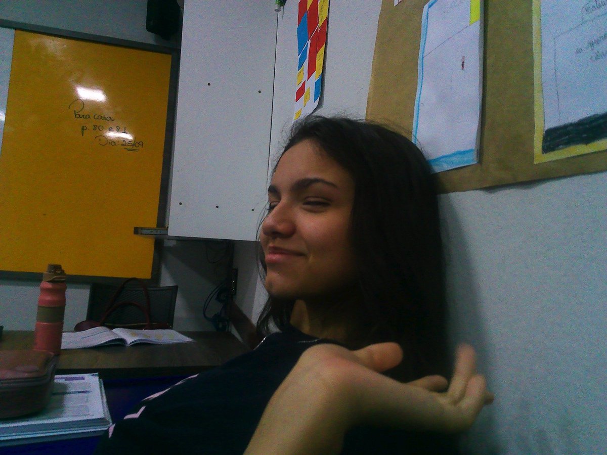Licon4__'s tweet photo. vou cobrar direito de imagem.. tinha acabado de acordar e essas falsas tiram foto minha https://t.co/aixcEfk0qk
