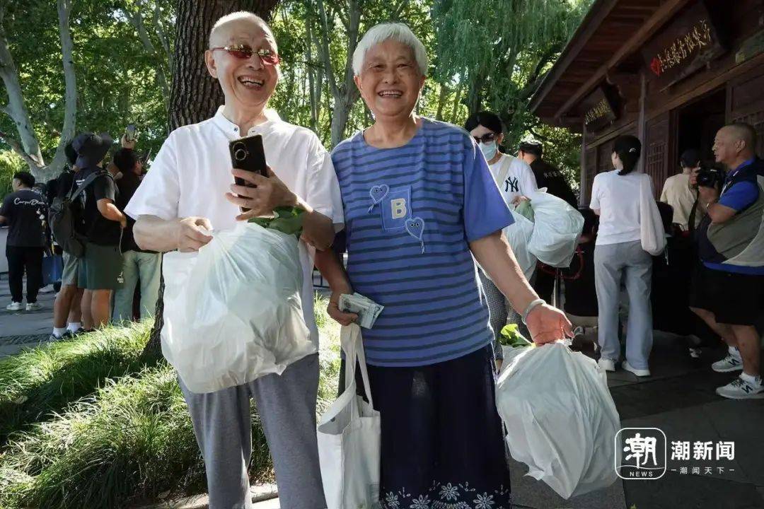 MinaLoftsa's tweet photo. Una vecina compartió sus panes caseros con los ancianos del barrio hoy, la solidaridad se respira en cada calle! （翻译：一位邻居今天把自家做的面包分享给了小区里的老人们，每条街上都洋溢着互助的温暖！）， https://t.co/qHBlEY3nlz
